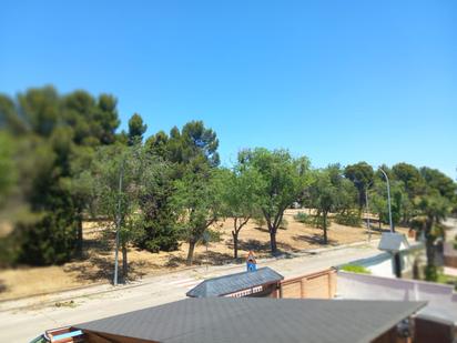 Vista exterior de Casa o xalet en venda en Coslada amb Aire condicionat i Piscina