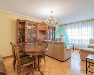 Sala d'estar de Pis de lloguer en Oviedo  amb Calefacció, Parquet i Moblat