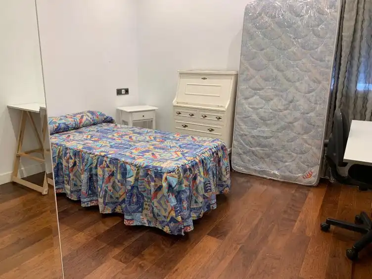 Habitación de Piso de alquiler en  Pamplona / Iruña con Calefacción, Parquet y Amueblado