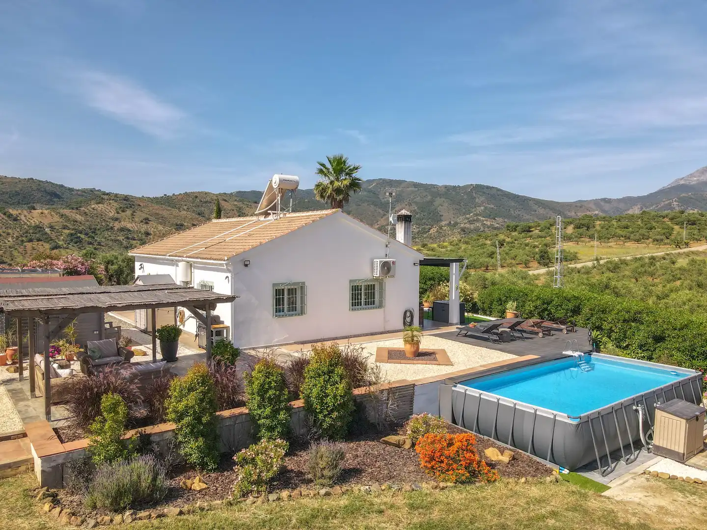 Vista exterior de Casa o xalet en venda en Tolox amb Aire condicionat, Jardí privat i Traster