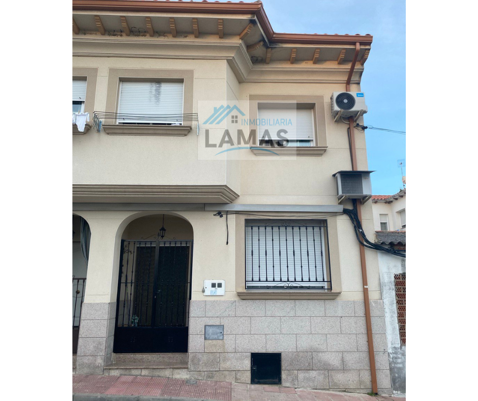 Vista exterior de Casa adosada en venda en Talayuela amb Moblat
