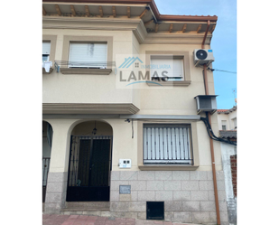 Vista exterior de Casa adosada en venda en Talayuela amb Moblat