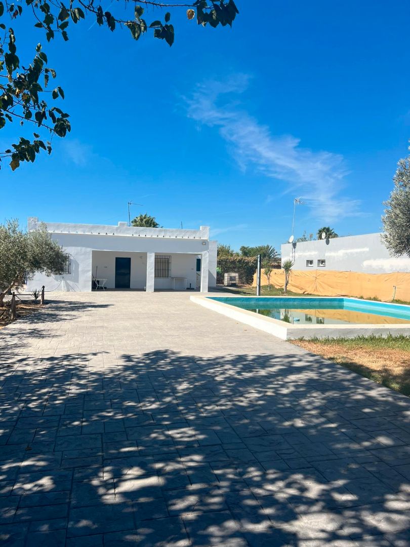 Vista exterior de Finca rústica en venda en Los Palacios y Villafranca amb Moblat