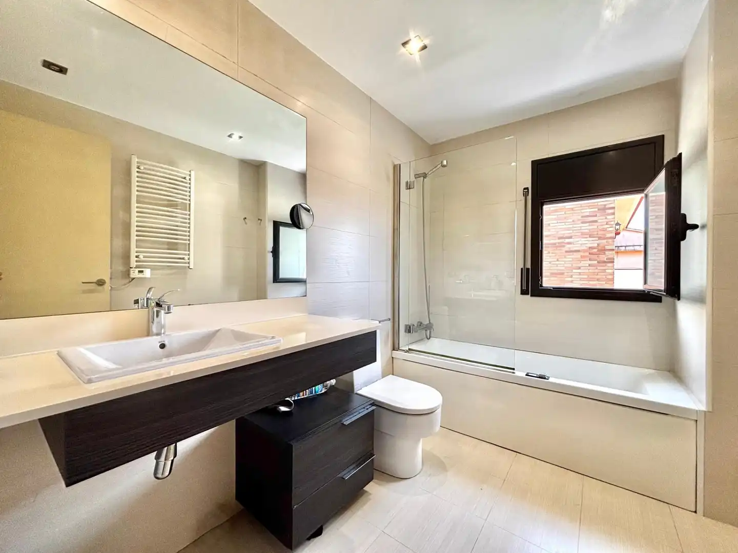 Badezimmer von Haus oder Chalet zum Verkauf in Pineda de Mar mit Klimaanlage, Privatgarten und Terrasse