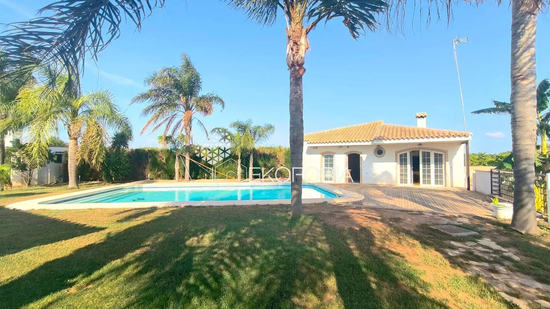 Vista exterior de Casa o xalet en venda en Bétera amb Aire condicionat, Calefacció i Piscina
