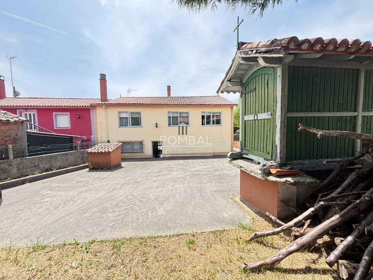 Vista exterior de Casa adosada en venda en Arzúa amb Calefacció, Jardí privat i Traster
