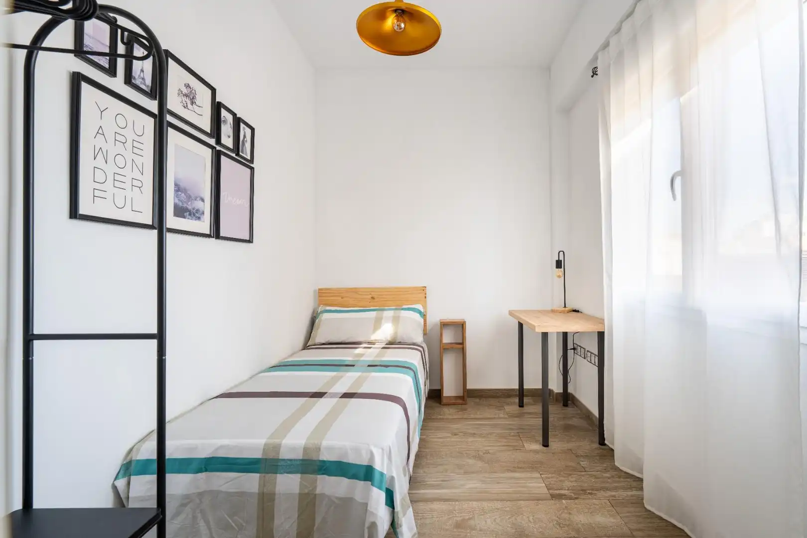 Habitación de Piso de alquiler en Almería con Aire acondicionado, Terraza y Amueblado