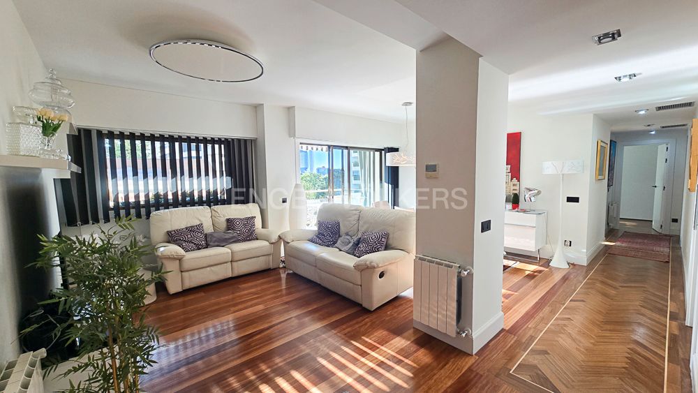 Sala d'estar de Apartament en venda en  Madrid Capital amb Aire condicionat, Calefacció i Terrassa