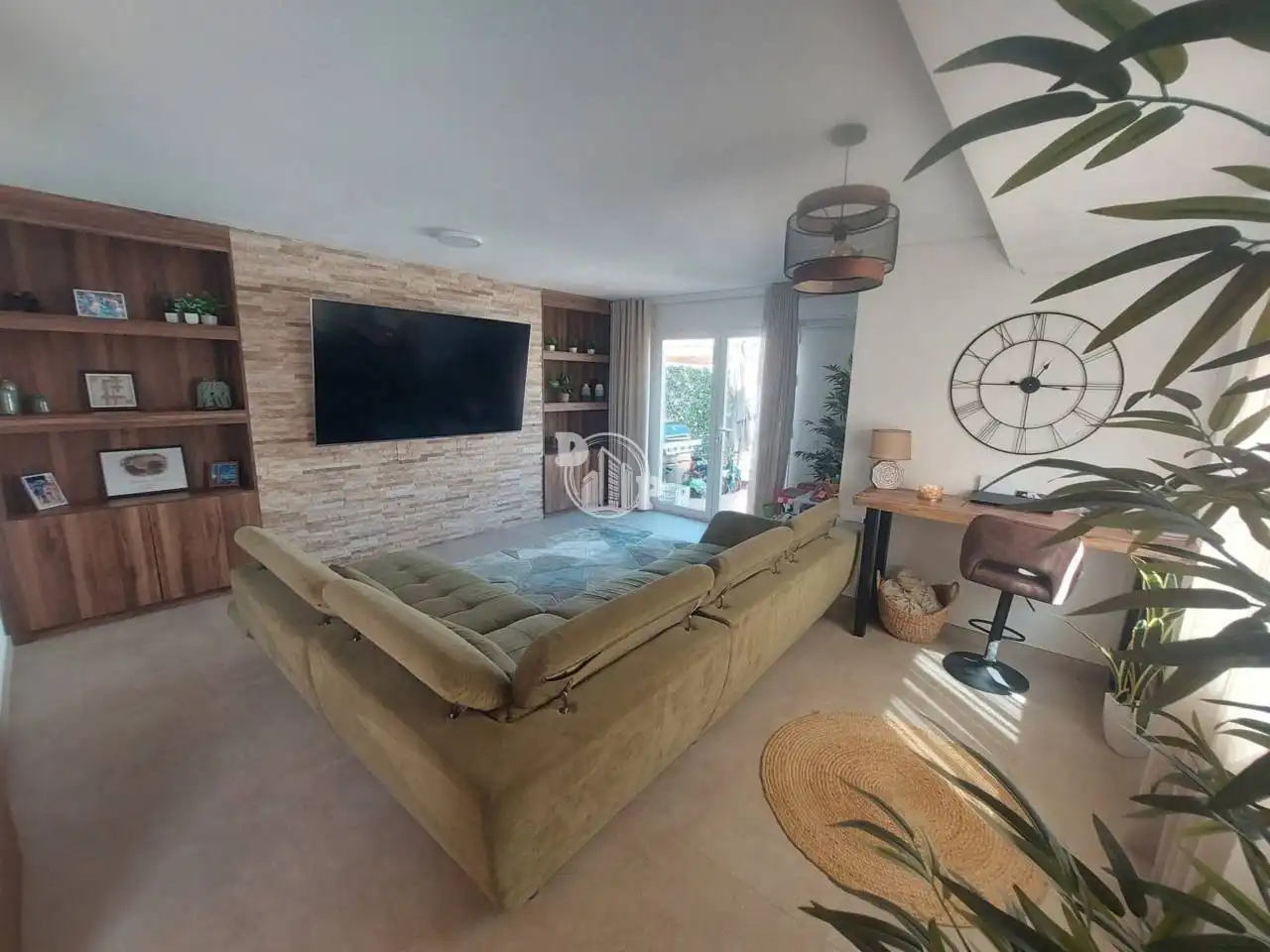 Sala d'estar de Casa adosada en venda en Benidorm amb Jardí privat