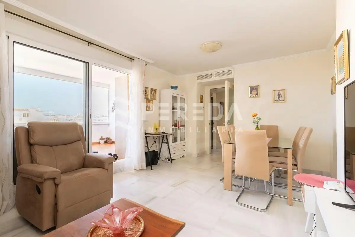 Wohnzimmer von Wohnung zum Verkauf in Roquetas de Mar mit Klimaanlage, Privatgarten und Terrasse