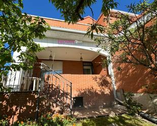 Vista exterior de Casa adosada en venda en Coslada amb Terrassa