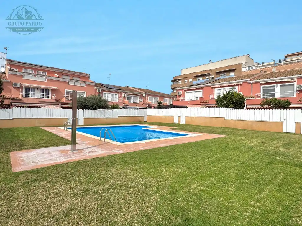 Piscina de Casa adosada en venda en El Vendrell amb Aire condicionat, Balcó i Piscina comunitària