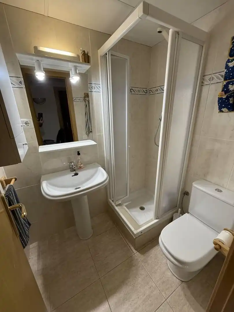 Badezimmer von Wohnung zum Verkauf in Calafell mit Klimaanlage, Heizung und Terrasse