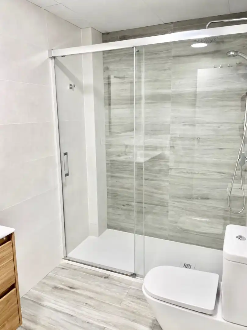 Baño de Apartamento de alquiler en El Campello con Aire acondicionado, Calefacción y Terraza