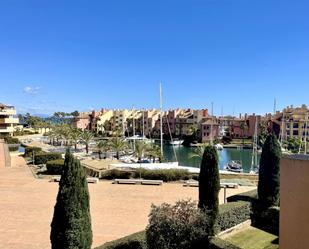 Vista exterior de Pis en venda en Sotogrande amb Aire condicionat, Terrassa i Balcó