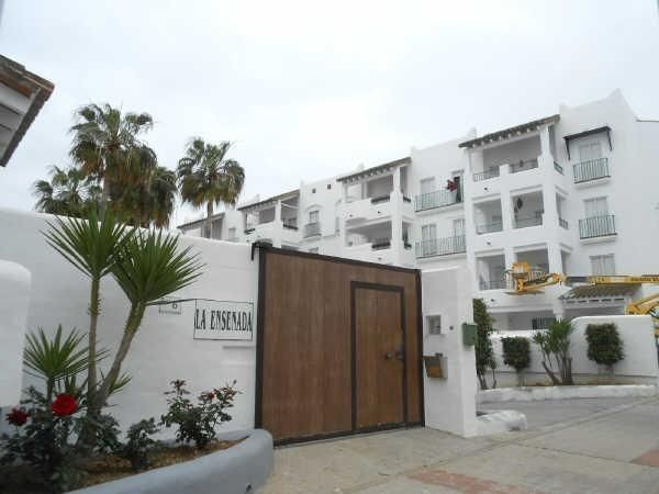 Vista exterior de Apartament en venda en Rota amb Jardí privat, Terrassa i Piscina comunitària