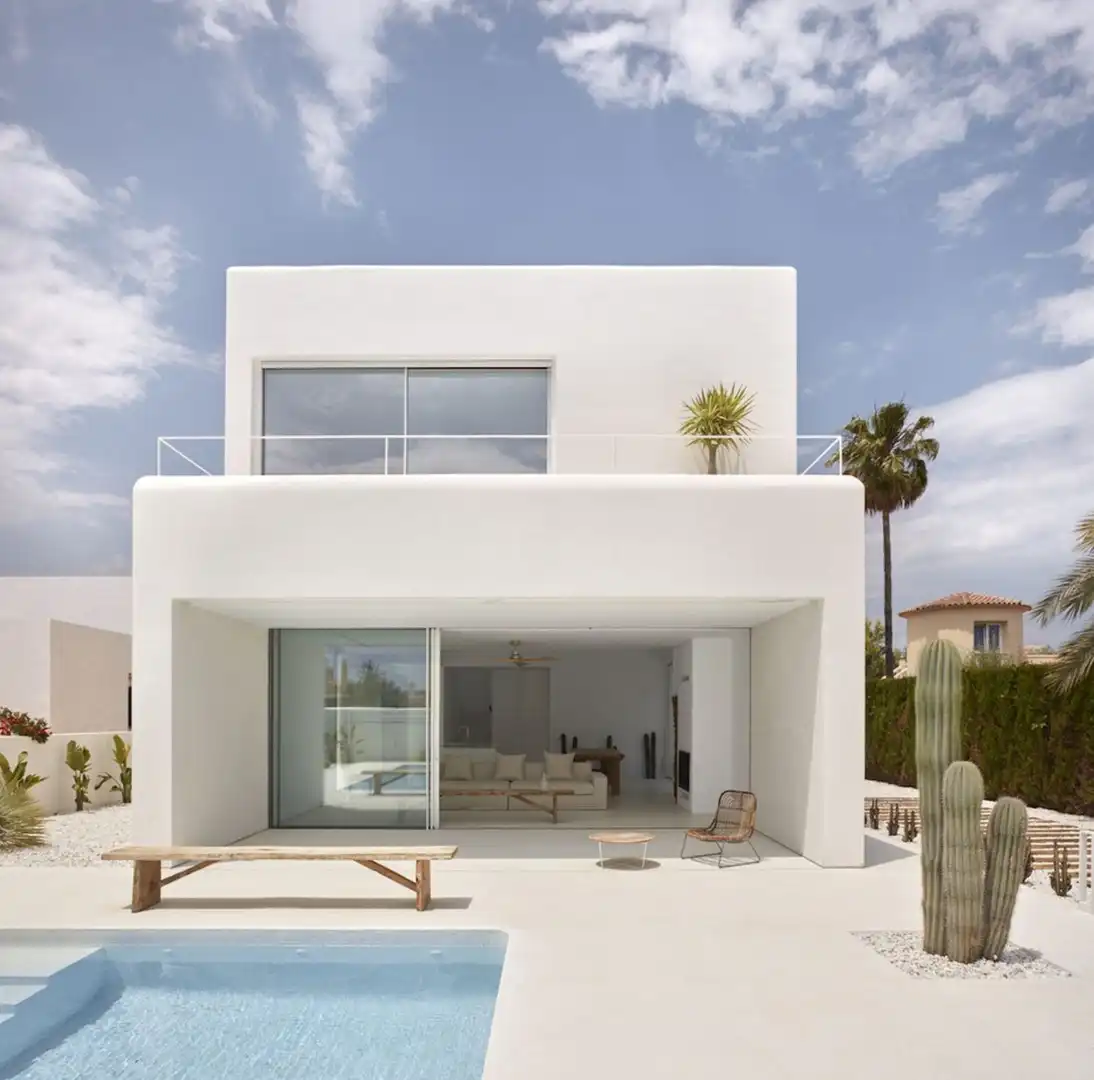 Vista exterior de Casa o xalet en venda en Estepona amb Aire condicionat, Jardí privat i Terrassa