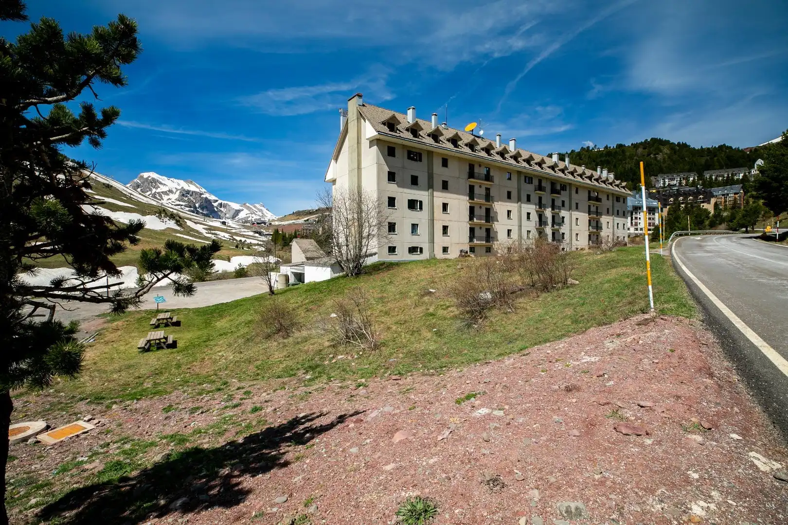 Außenansicht von Wohnung zum Verkauf in Aisa mit Heizung, Terrasse und Abstellraum