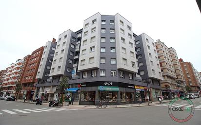 Vista exterior de Pis en venda en Oviedo  amb Balcó