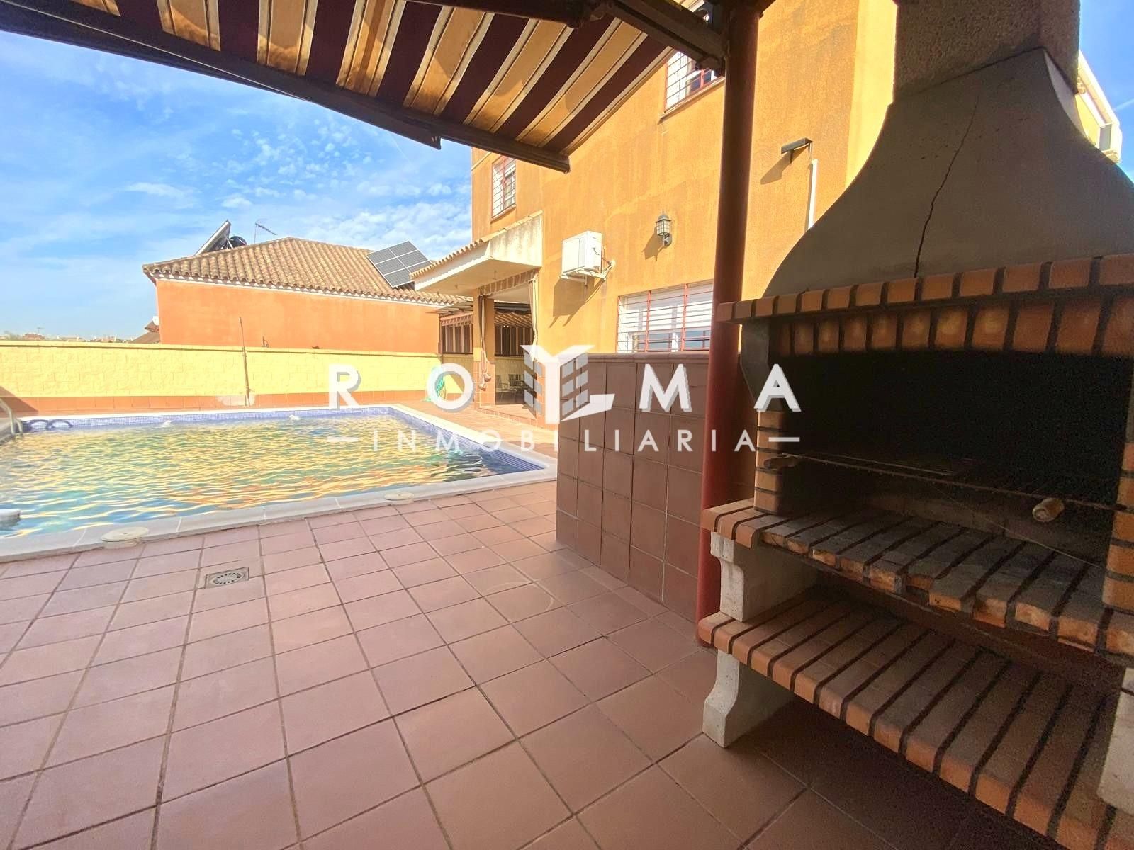 Exterior view of House or chalet for sale in Alcalá de Guadaira  with Air Conditioner, Heating and Private garden