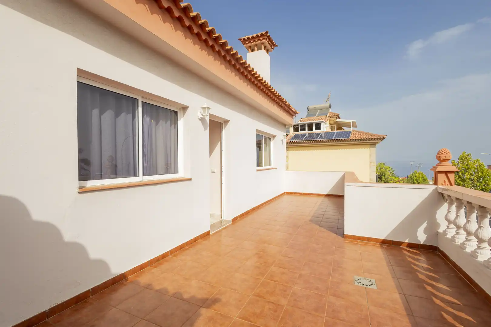 Terrasse von Einfamilien-Reihenhaus zum Verkauf in Los Realejos mit Privatgarten, Terrasse und Abstellraum