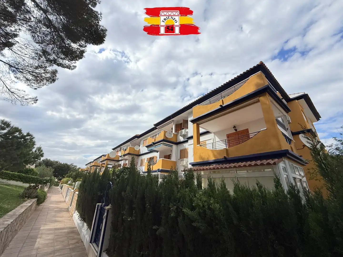 Vista exterior de Piso en venta en Pilar de la Horadada con Jardín privado, Trastero y Amueblado
