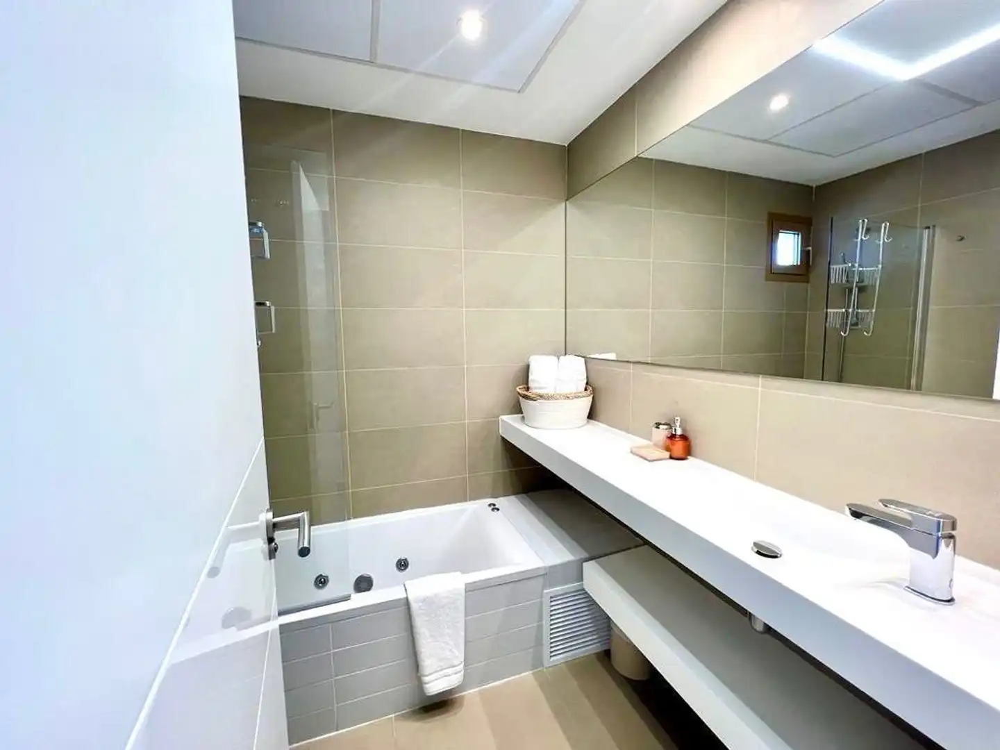 Bany de Casa o xalet de lloguer en Benidorm amb Aire condicionat, Jardí privat i Moblat