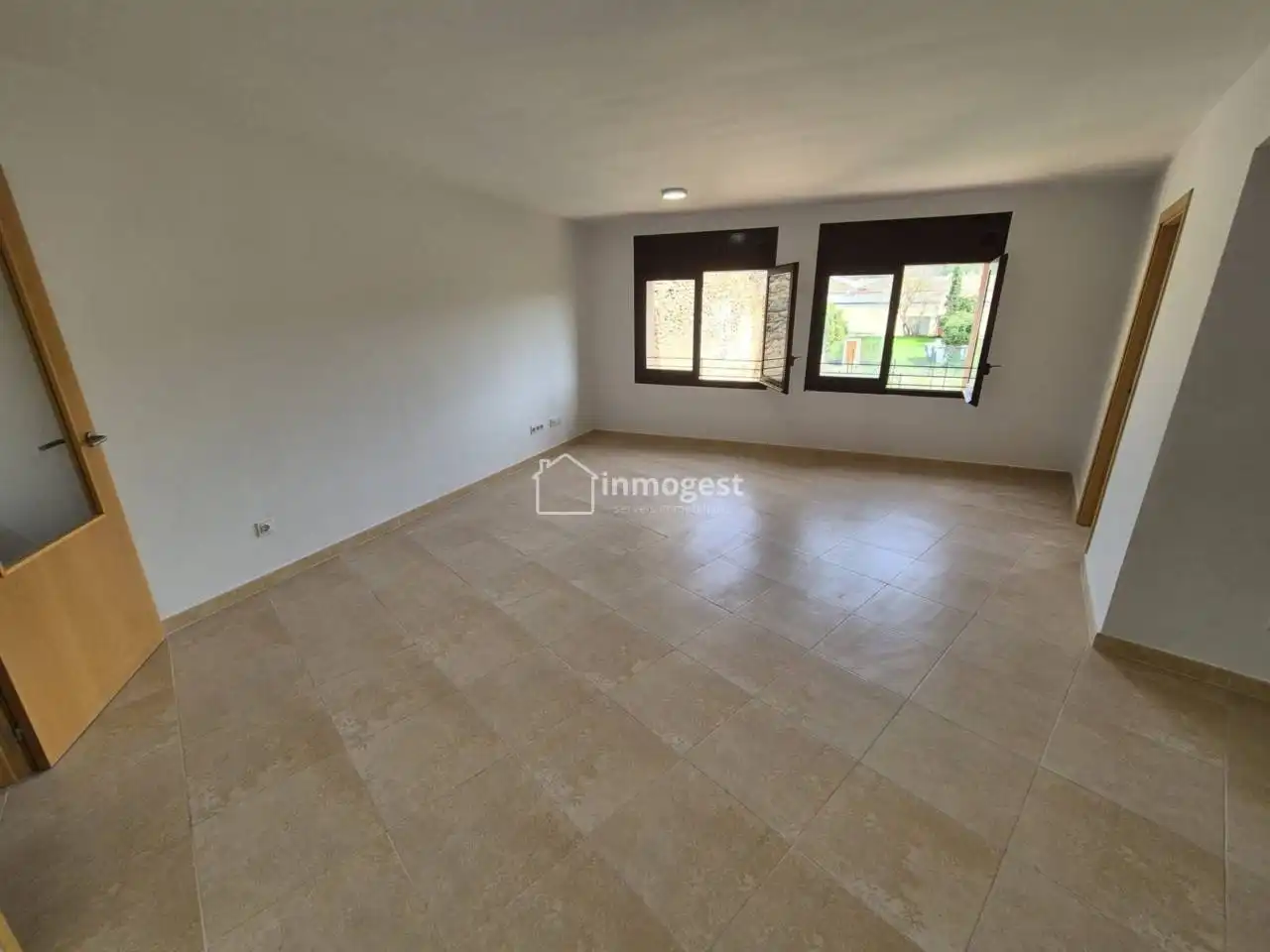 Sala de estar de Piso en venta en Flaçà con Aire acondicionado, Calefacción y Jardín privado