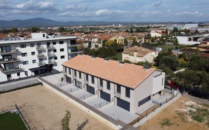 Vista exterior de Casa adosada en venda en Vilablareix amb Calefacció, Terrassa i Traster