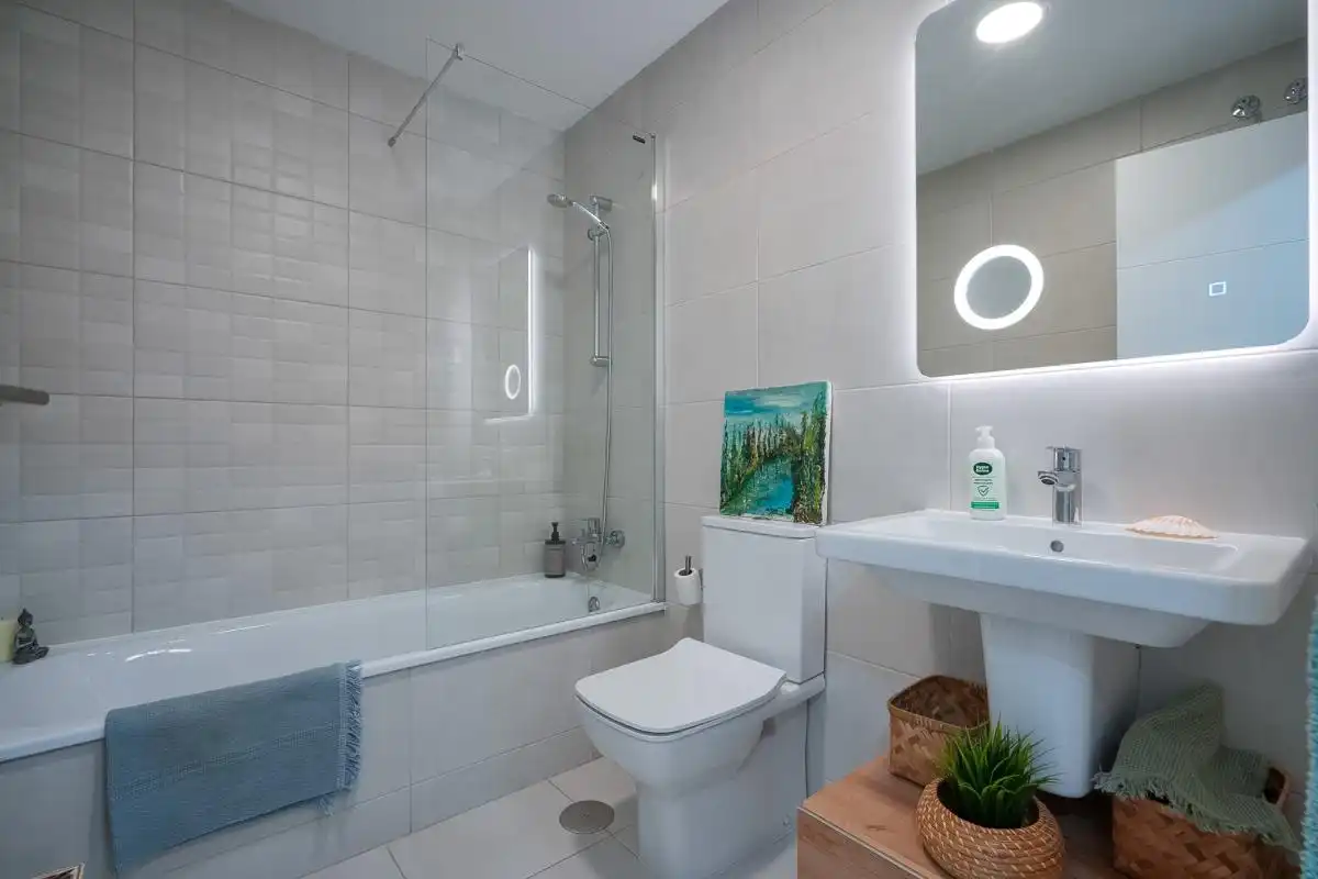 Bathroom of Flat for sale in Madrid  with Air Conditioner, Heating and Private garden