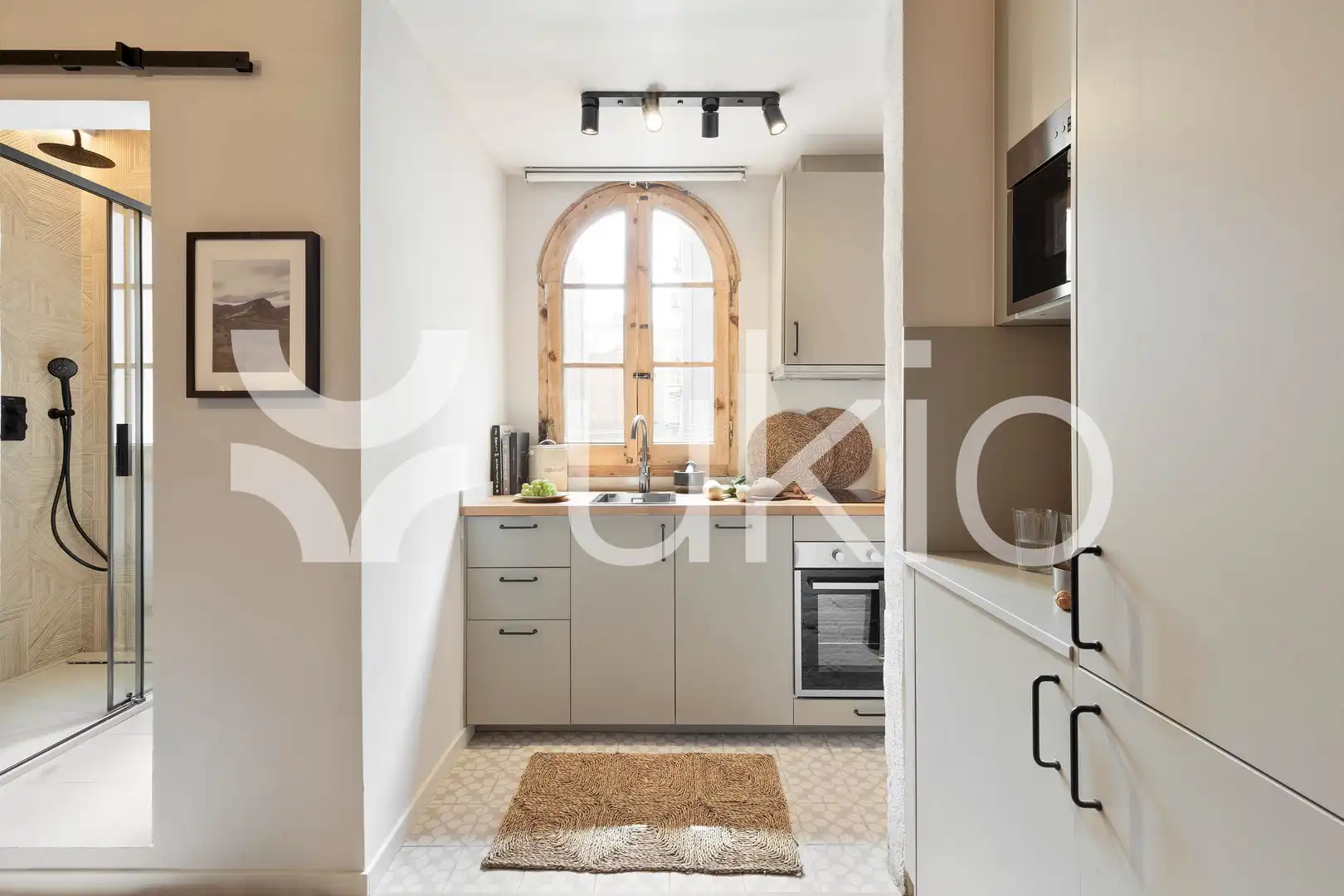 Cuina de Apartament de lloguer en Barcelona amb Aire condicionat, Calefacció i Moblat