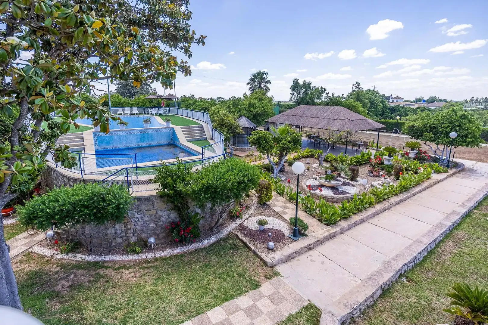 Piscina de Finca rústica en venda en Sanlúcar la Mayor amb Calefacció, Jardí privat i Terrassa