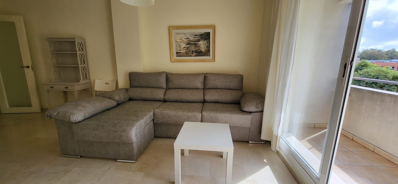 Sala d'estar de Pis de lloguer en Algeciras amb Moblat i Piscina comunitària