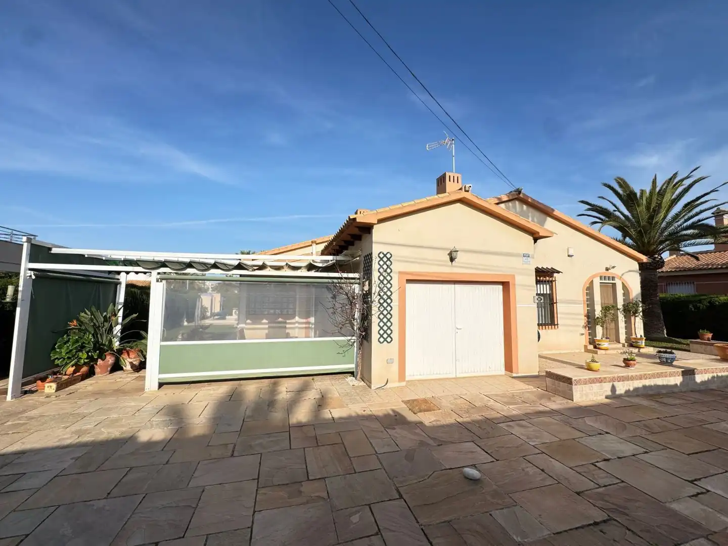 Vista exterior de Casa o xalet en venda en Orihuela amb Aire condicionat i Jardí privat
