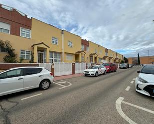 Vista exterior de Casa adosada en venda en Alcalá de Henares amb Terrassa, Traster i Alarma