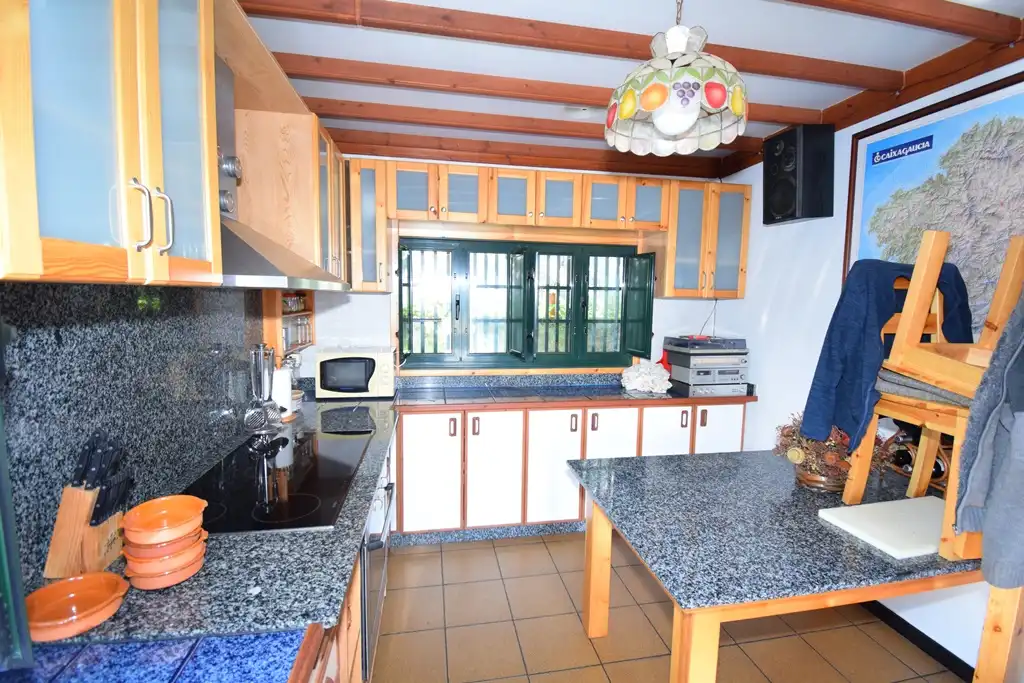 Cuina de Casa o xalet en venda en Pontedeume amb Calefacció, Jardí privat i Moblat