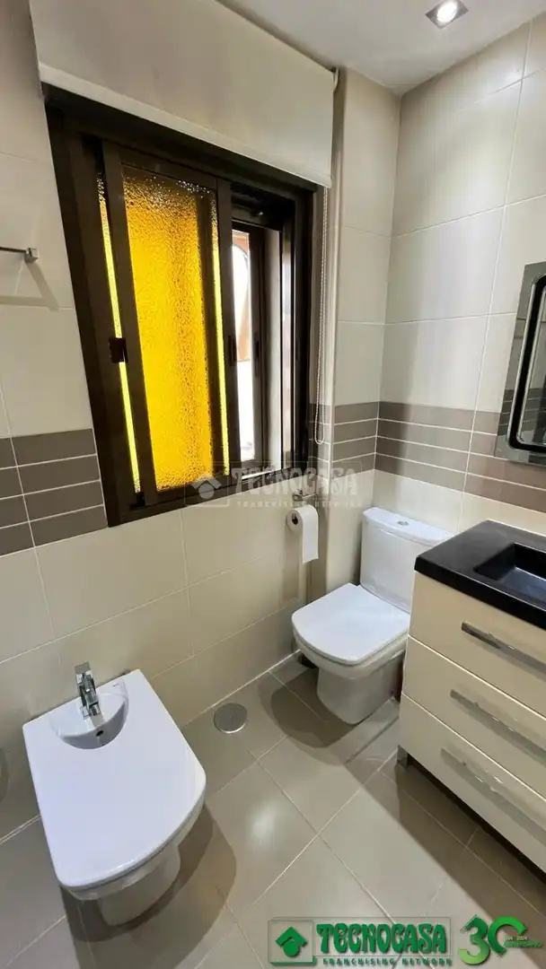 Badezimmer von Einfamilien-Reihenhaus zum Verkauf in San Esteban del Valle mit Klimaanlage und Heizung