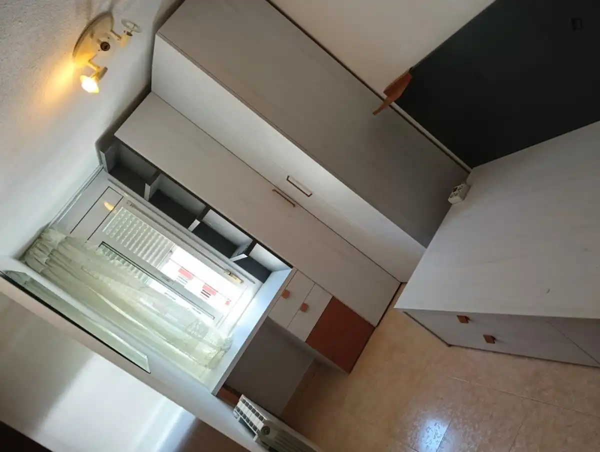 Cuina de Apartament per a compartir en L'Hospitalet de Llobregat amb Moblat, Forn i Rentadora