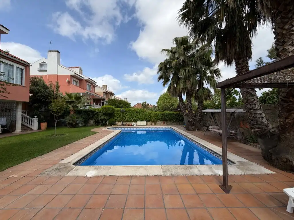 Swimming pool of Houses for sale in Moraleja de Enmedio