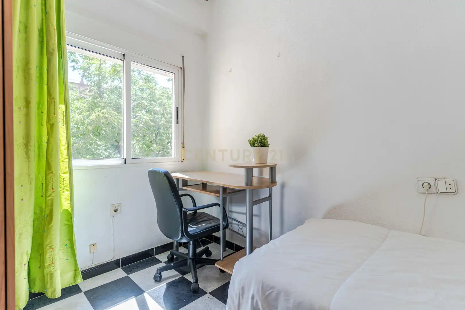 Bedroom of Flat for sale in Granada  with Air Conditioner and Balcony