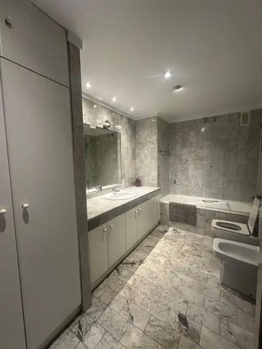 Baño de Piso de alquiler en  Pamplona / Iruña con Calefacción, Parquet y Terraza