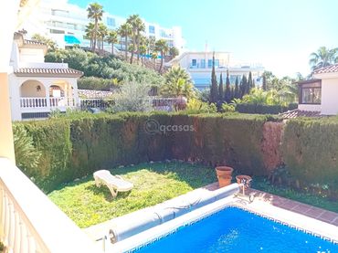 Casa aparellada amb piscina en venda a Calle Granada 40