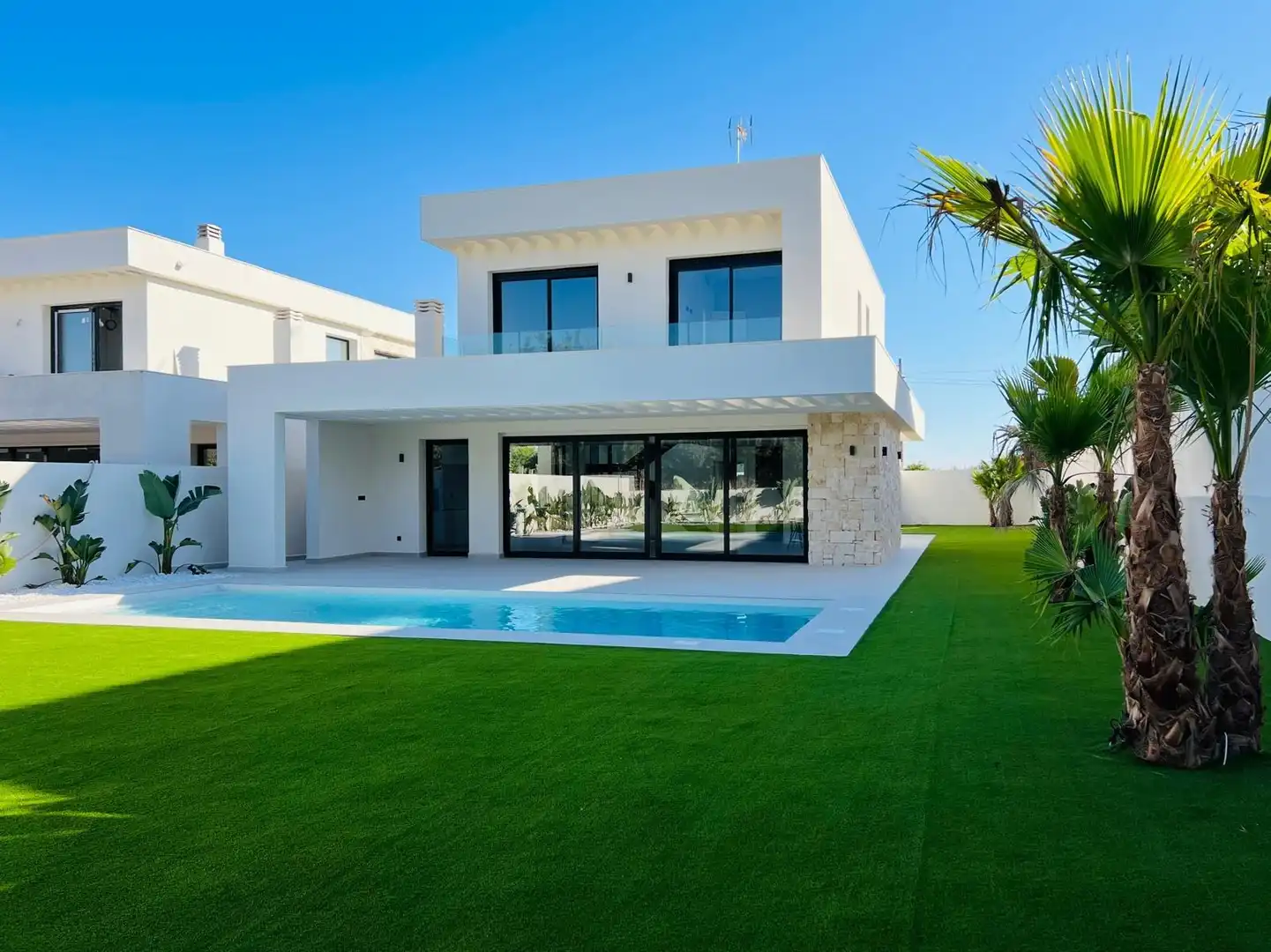 Vista exterior de Casa o xalet en venda en Torrevieja amb Aire condicionat, Calefacció i Jardí privat