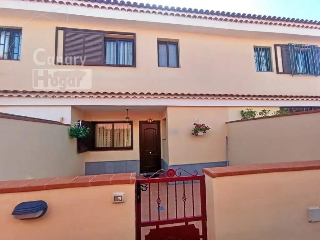 Vista exterior de Casa adosada en venda en Adeje amb Aire condicionat, Jardí privat i Terrassa