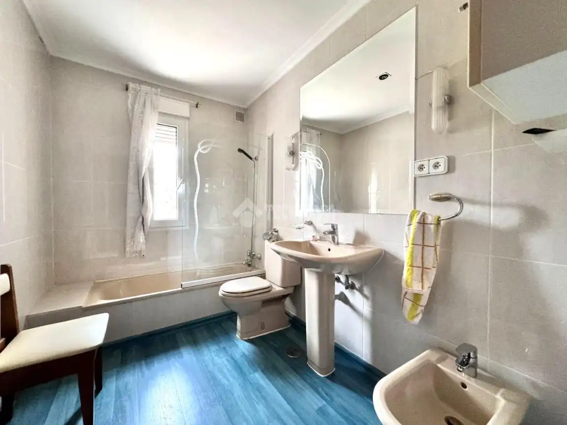 Bathroom of Houses for sale in Valladolid  with Air Conditioner, Parquet flooring and Furnished