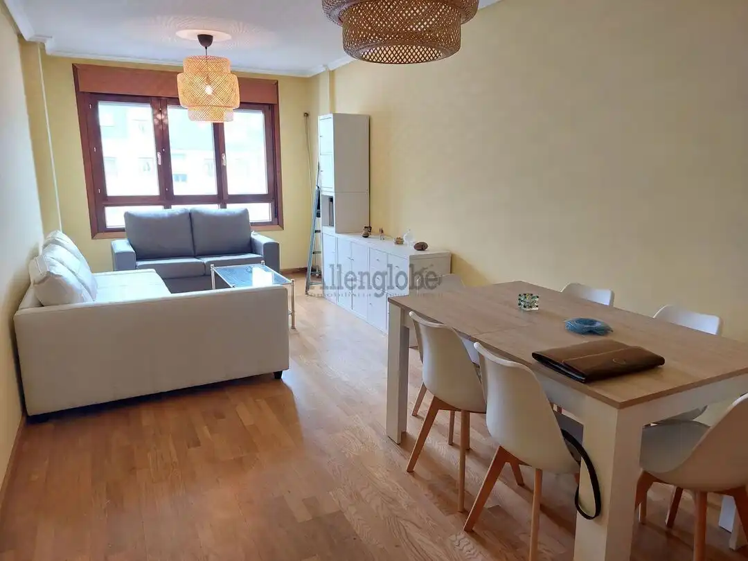 Sala de estar de Piso de alquiler en Oviedo  con Calefacción