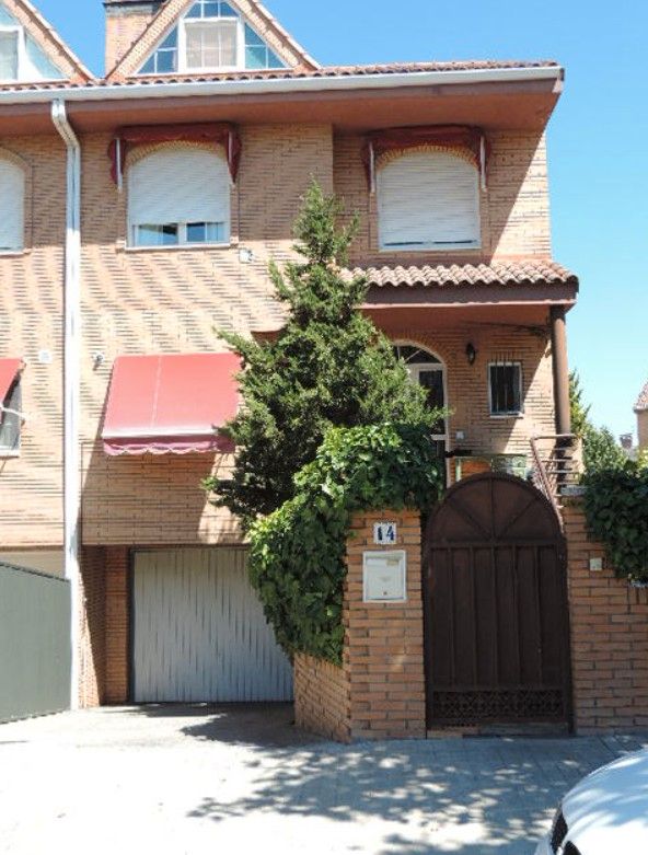 Vista exterior de Pis en venda en Villanueva de la Cañada amb Terrassa i Traster