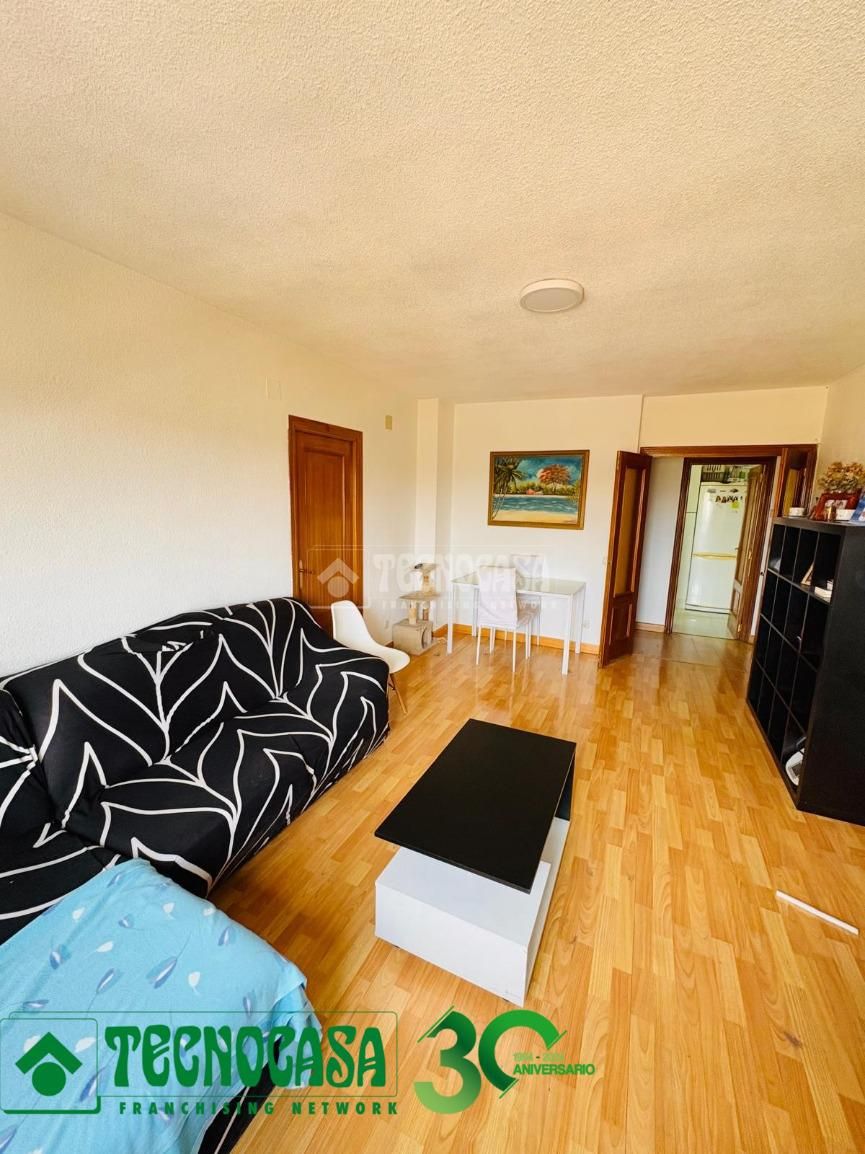 Living room of Flat for sale in  Toledo Capital  with Heating, Parquet flooring and Balcony