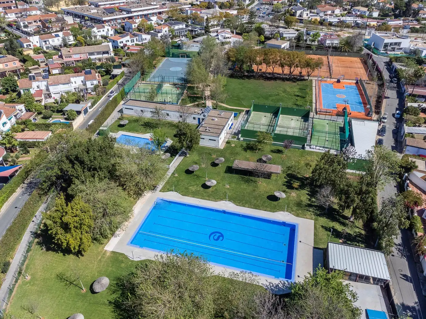 Piscina de Pis en venda en Sevilla amb Aire condicionat, Calefacció i Jardí privat