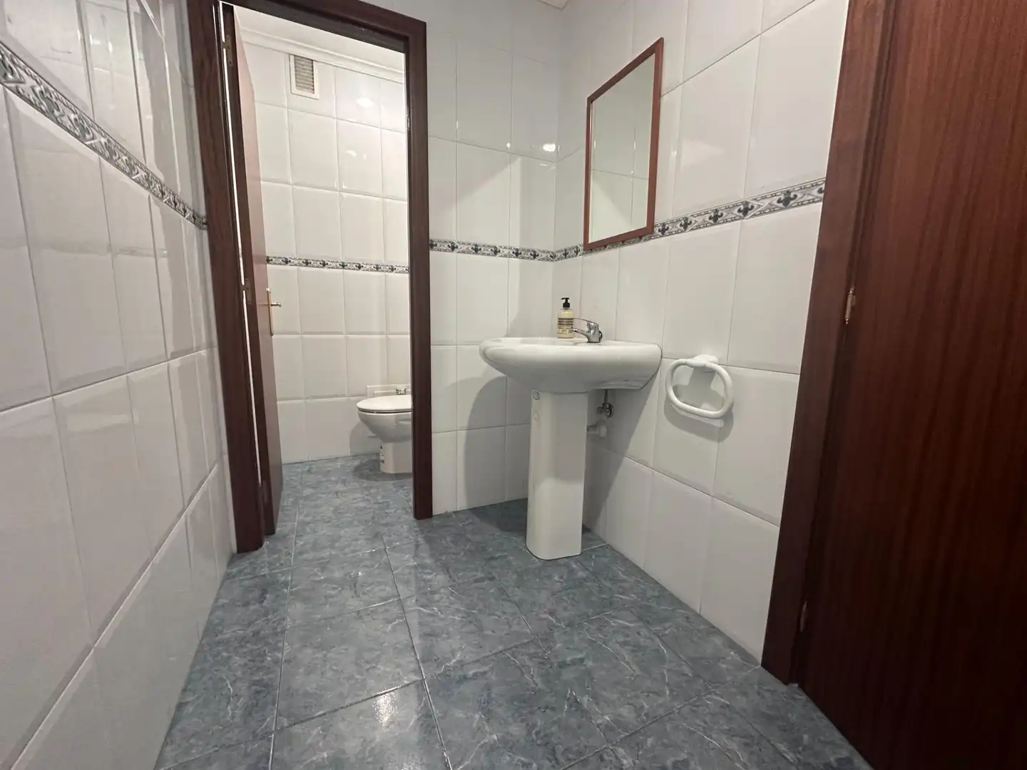Badezimmer von Büro zur Miete in Santander